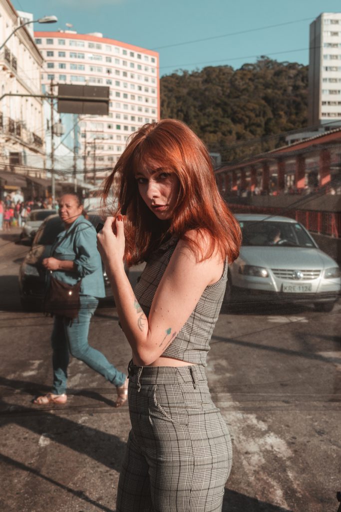 A modelo Anna Beatriz Mozer para a rua vestindo Lourdes et moi na rua paulo barbosa em petrópolis rj para o ensaio de moda relâmpago. Fotografia: Pedro Guarilha.
