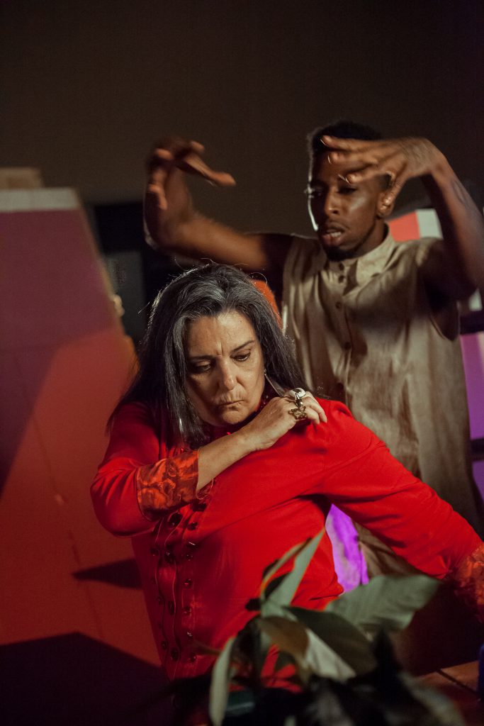 O dançarino Leonardo Laureano assombrando a protagonista Rosa Muller, encenando em Zona de Desconforto. Fotografia Vinícius Sampaio. Natal SESC Quitandinha.