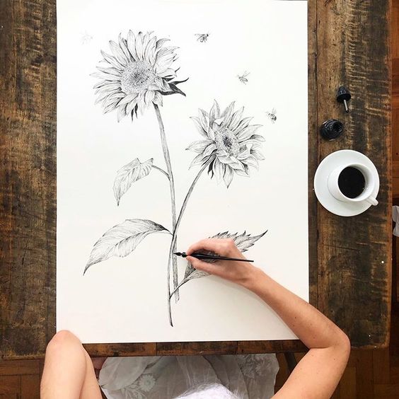 A tatuadora Gabriela Contage, Gabi Poke, especializada em Handpoke desenhando motivos botânicos em papel com nanquim.